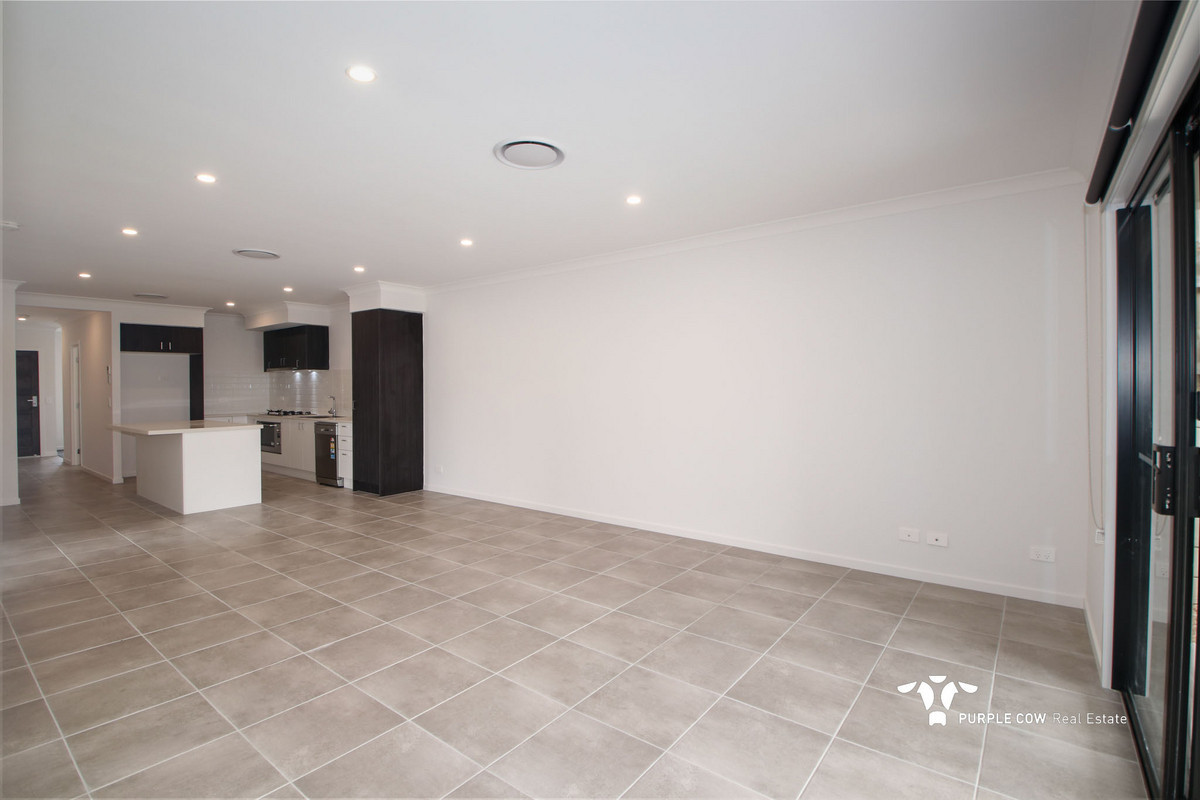 Rental: Spring Mountain, QLD, 4300 photo-4