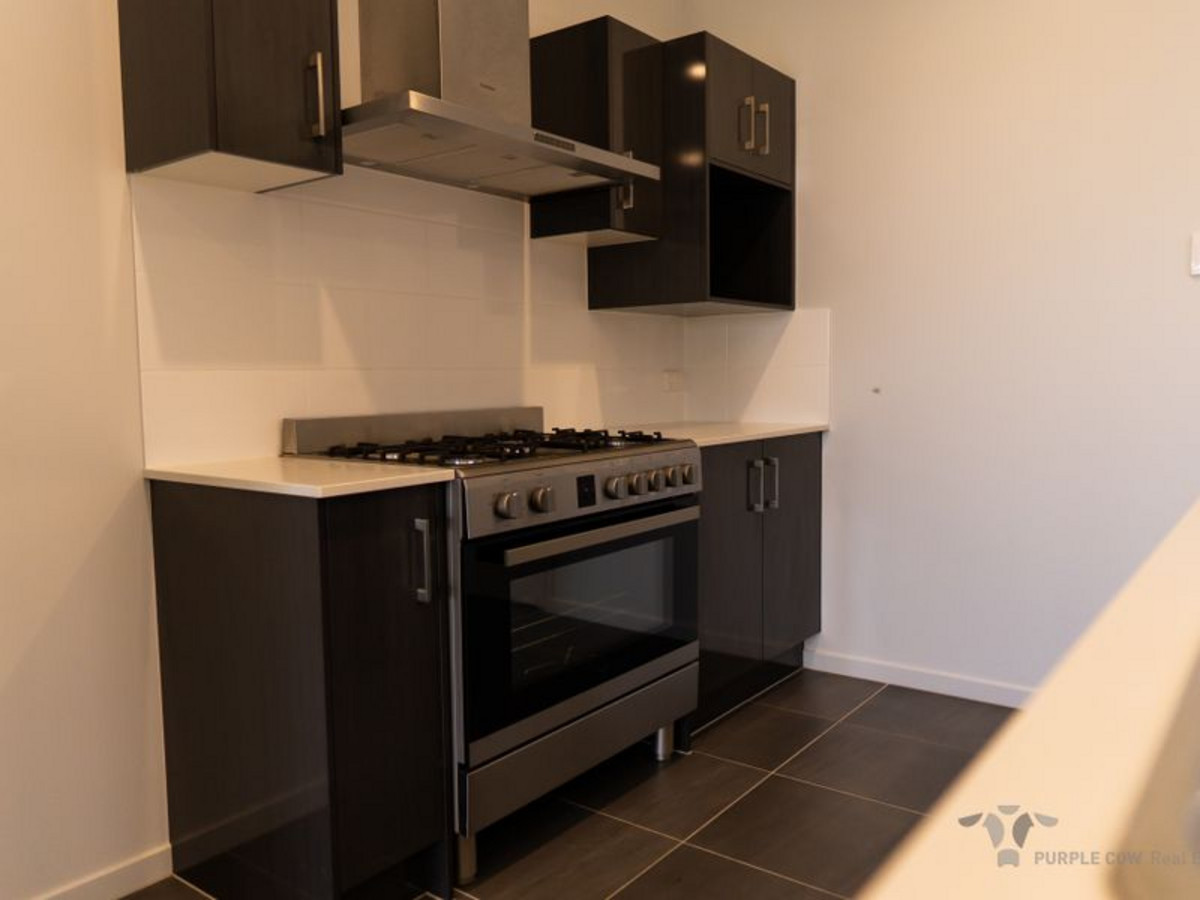 Rental: 3 Bedford Crescent, Spring Mountain, QLD, 4300 photo-3