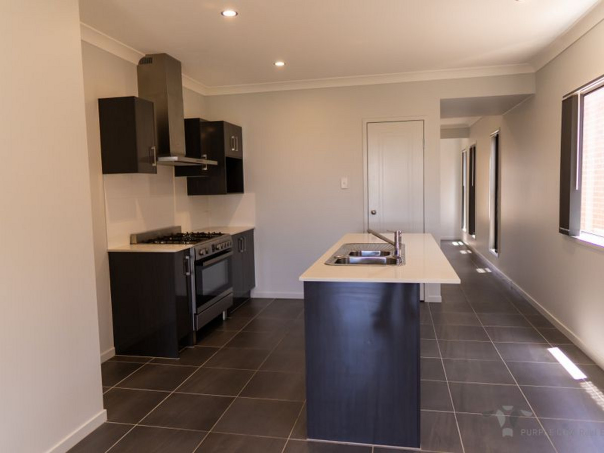 Rental: 3 Bedford Crescent, Spring Mountain, QLD, 4300 photo-5