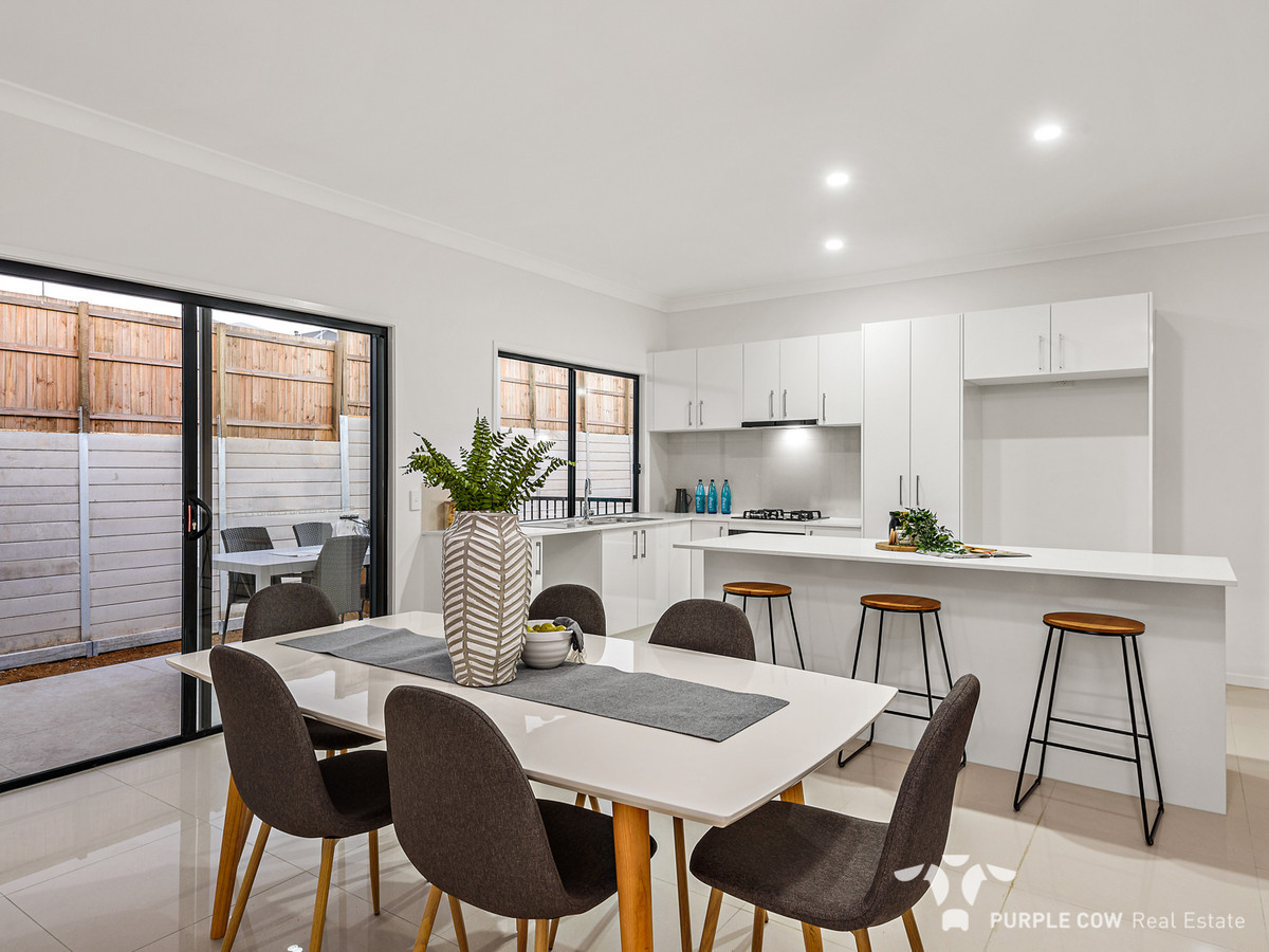 Rental: 29 Lunar Circuit, Spring Mountain, QLD, 4300 photo-4