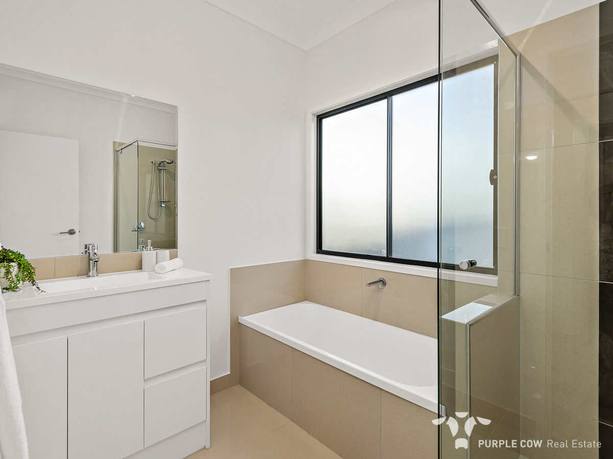 Rental: 29 Lunar Circuit, Spring Mountain, QLD, 4300 photo-12