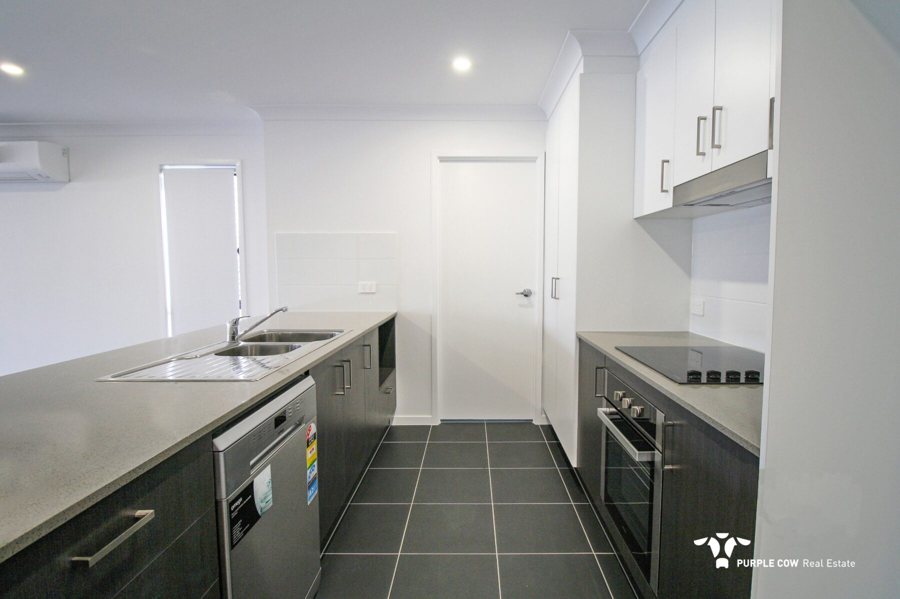 Property: 7 Munich Court, Spring Mountain, QLD, 4300 photo-3