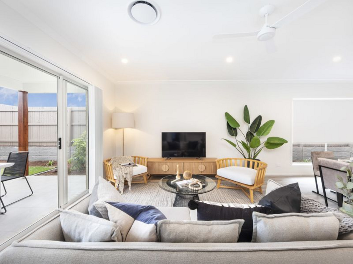 Rental: GREENBANK, QLD, 4124 photo-11