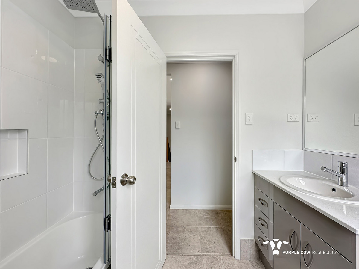 Rental: Spring Mountain, QLD, 4300 photo-11