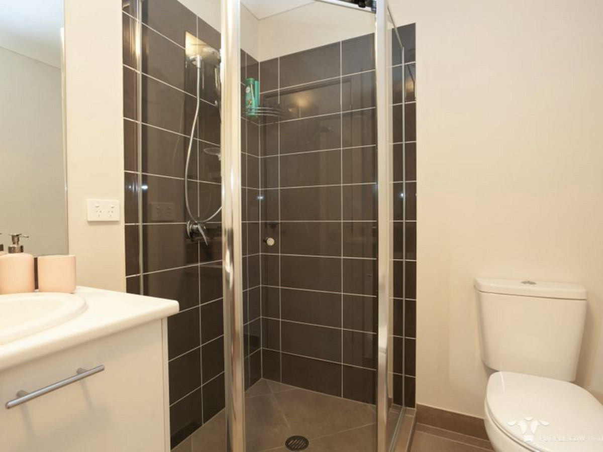 Rental: 4 Cypress Court, SPRING MOUNTAIN, QLD, 4300 photo-11