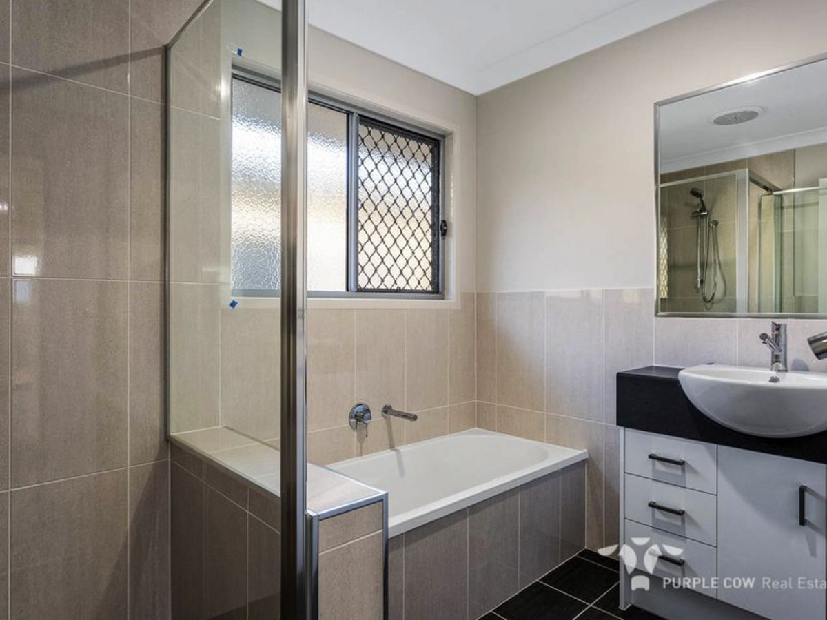 Rental: 35 Sawyer Street, Spring Mountain, QLD, 4300 photo-11