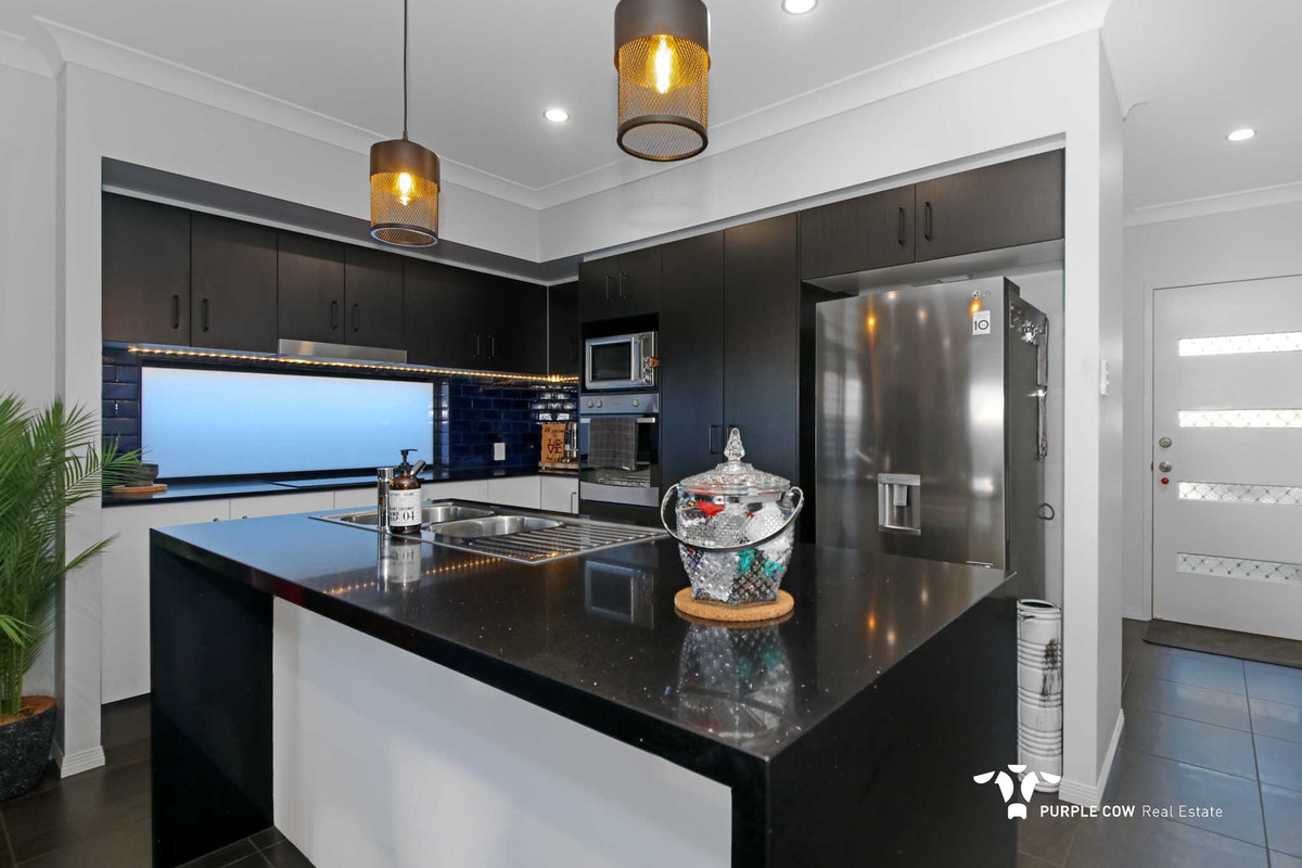 Rental: 39 Woodline Drive, Spring Mountain, QLD, 4300 photo-5