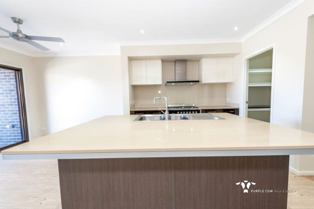 Rental: 5 Crest Street, Springfield Lakes, QLD, 4300 photo-3