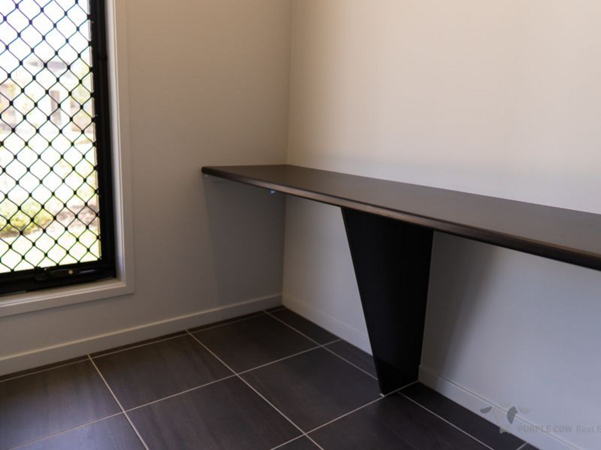 Rental: 3 Bedford Crescent, Spring Mountain, QLD, 4300 photo-4
