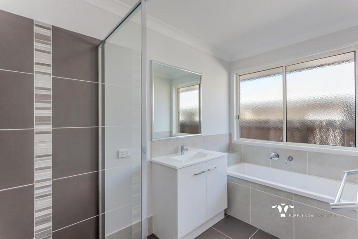 Rental: 6 Culgoa Drive, Plainland, QLD, 4341 photo-5