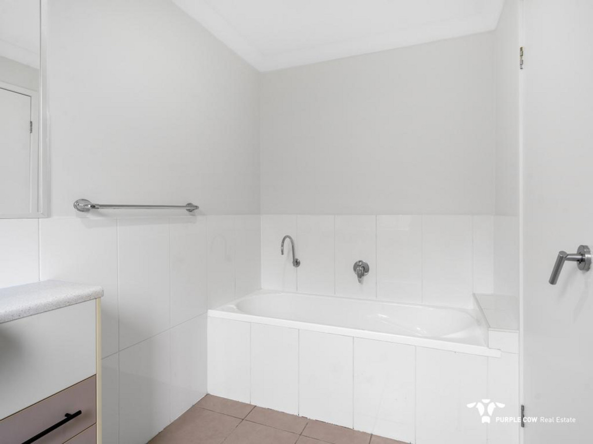 Rental: 17 Grand Canyon Drive, Springfield Lakes, QLD, 4300 photo-5