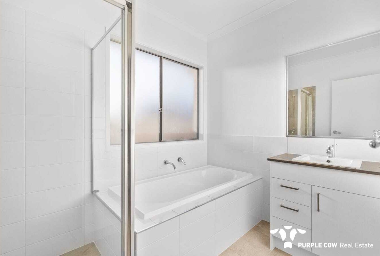 Rental: 3 Abington Street, Spring Mountain, QLD, 4300 photo-4