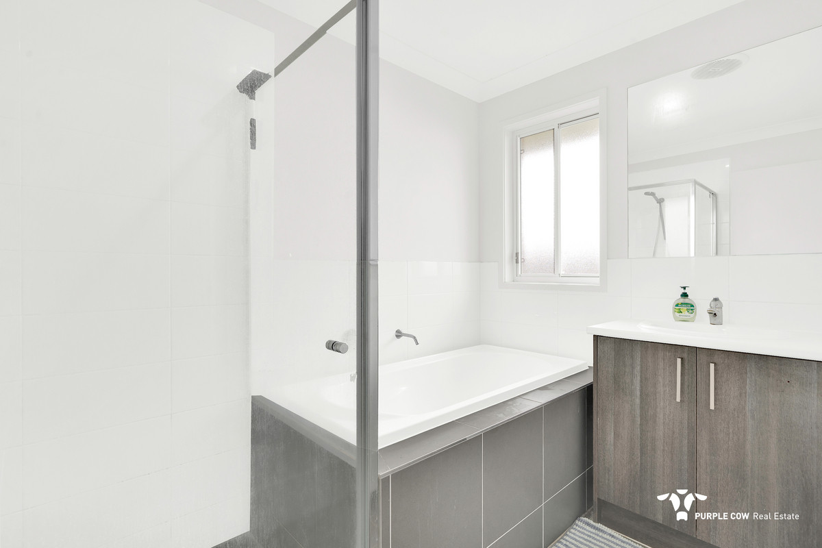 Rental: 5 Pintail Circuit, Deebing Heights, QLD, 4306 photo-2
