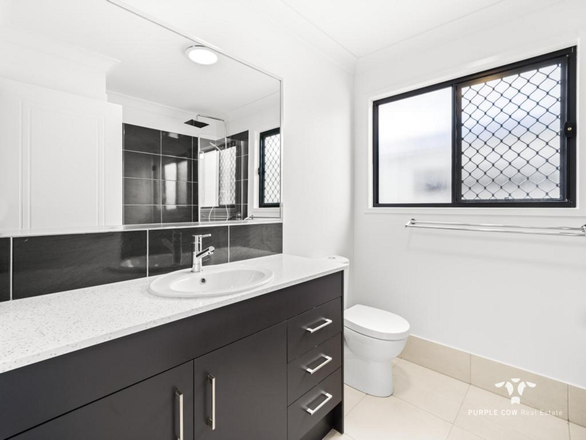 Rental: 165 Spring Mountain Boulevard, Spring Mountain, QLD, 4300 photo-12