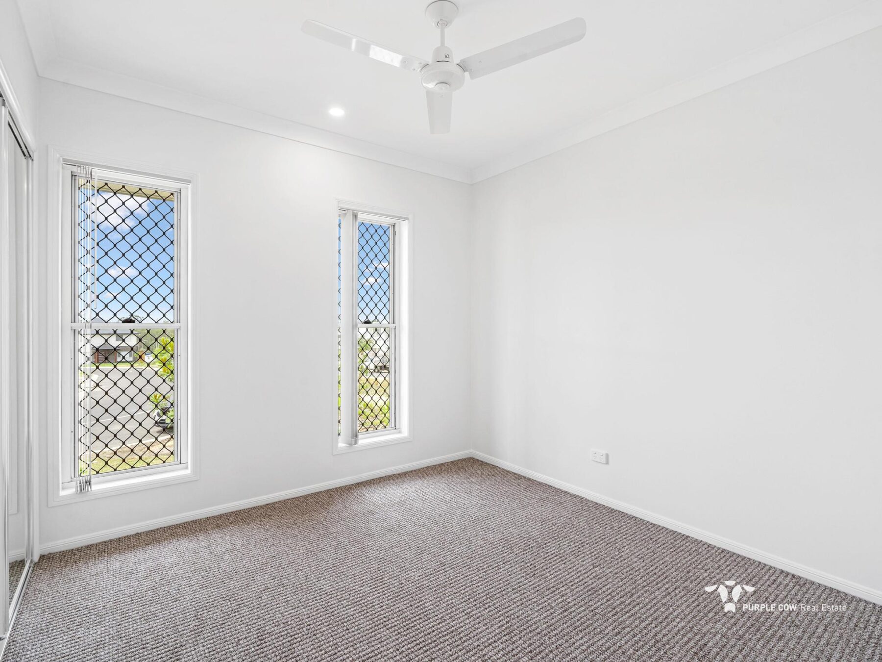 Rental: 26 Florida Crescent, Spring Mountain, QLD, 4300 photo-4