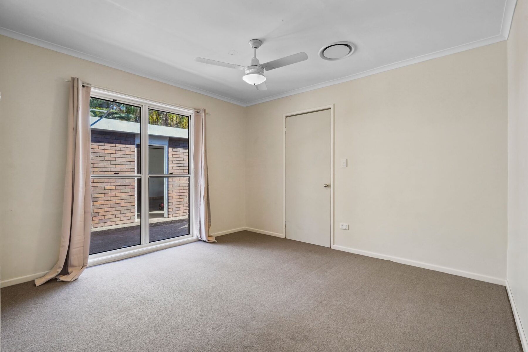 Rental: Redbank Plains, QLD, 4301 photo-13